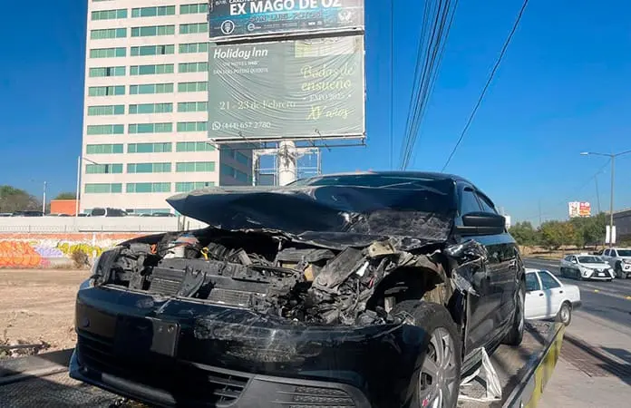 Se acaba vagoneta al estrellarse en contención