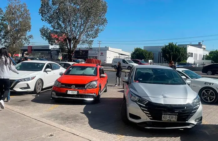 Sólo daños, deja carambola en la Av. Salvador Nava