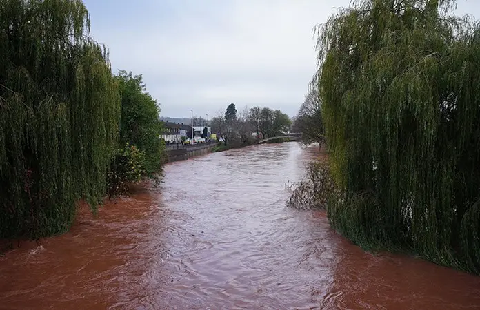 Tormenta azota regiones de Gales