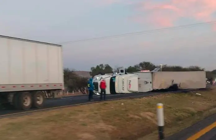 Vuelca tráiler en la carretera a México