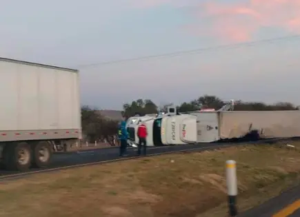 Vuelca tráiler en la carretera a México