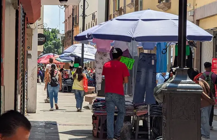 Ambulantes invaden las áreas peatonales