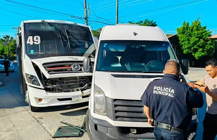 Autobús choca contra camioneta de turismo
