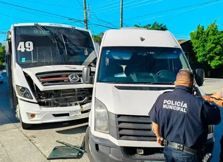 Autobús choca contra camioneta de turismo