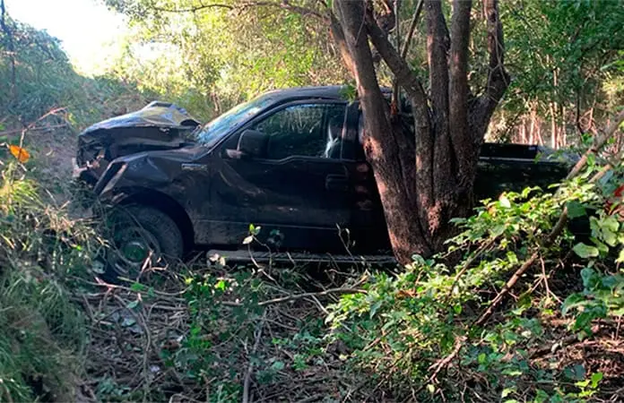 Camioneta se sale del camino y cae a desnivel