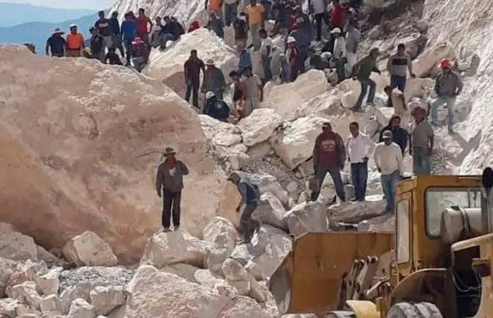 Colapsa puente en mina; 32 víctimas