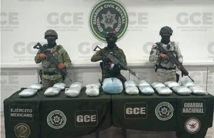 Maleantes tiran paquetes de “mota” al fugarse