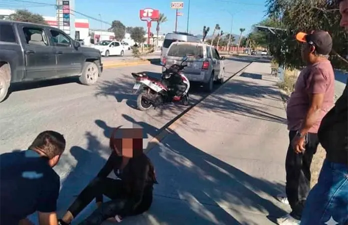 Mujer derrapa su moto