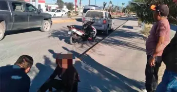Mujer derrapa su moto