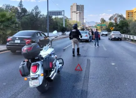 Choque en Salvador Nava complica la vialidad