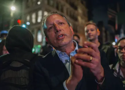 Brad Lander, político demócrata, va a juicio por protesta en inmigración