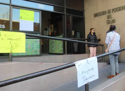 Burócratas jubilados exigen aguinaldo completo Burócratas jubilados exigen aguinaldo completo
