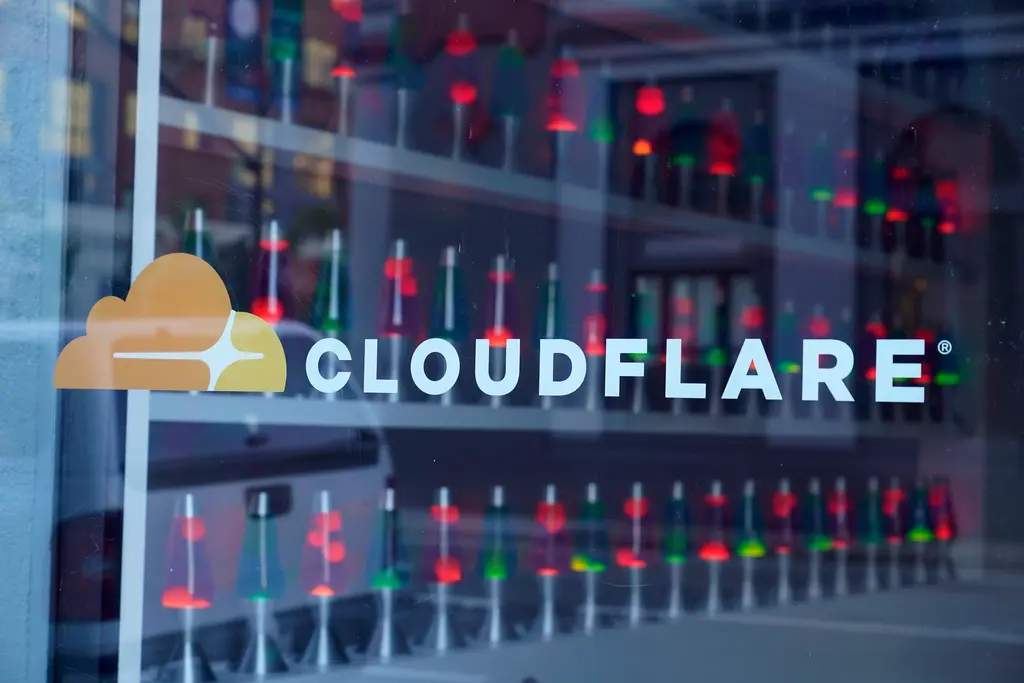 Cloudflare investiga problema que causa interrupciones en red social y juegos online