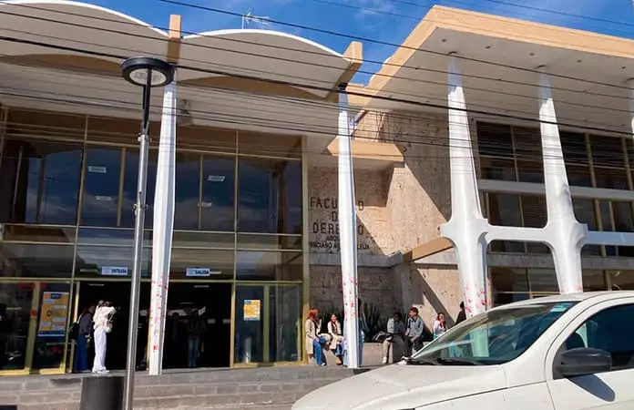 Buscan 12 dirigir Derecho