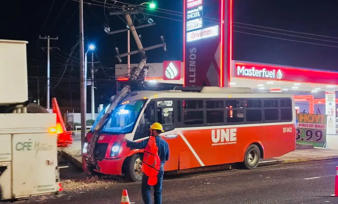 Chofer convulsiona y provoca choque con 12 lesionados en Hermosillo
