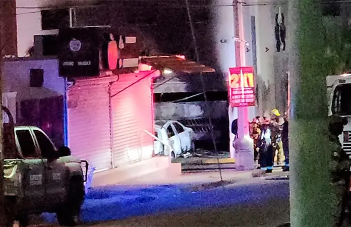 Con auto, prenden fuego a un colegio en Culiacán