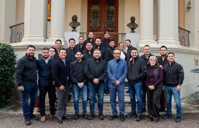 Embajador Genaro Lozano recibe a Banda El Recodo en Italia