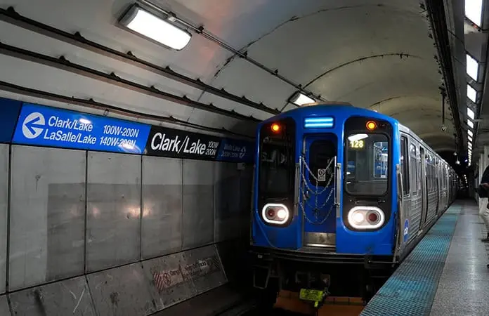 Hombre prende fuego a mujer en tren de Chicago