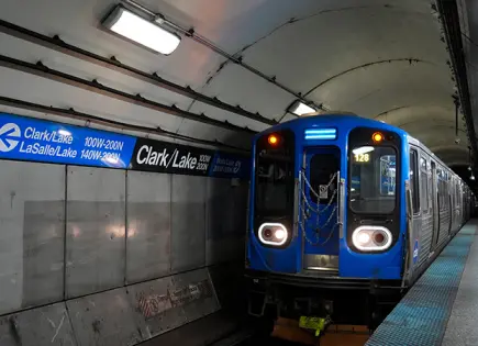 Hombre prende fuego a mujer en tren de Chicago