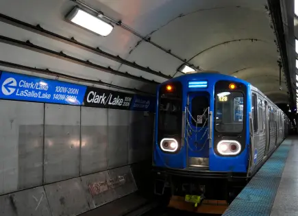 Hombre prende fuego a mujer en tren del metro de Chicago