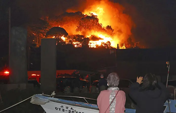 Incendio descontrolado arrasa vecindario en Japón