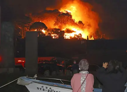 Incendio descontrolado arrasa vecindario en Japón Incendio descontrolado arrasa vecindario en Japón