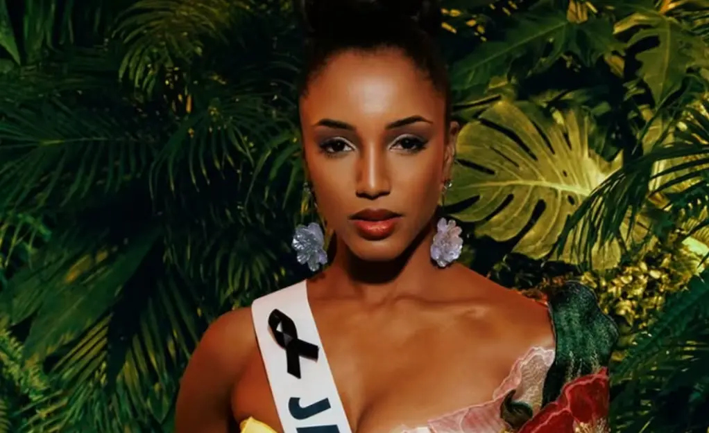 Miss Jamaica sigue en terapia intensiva tras caída en Miss Universo