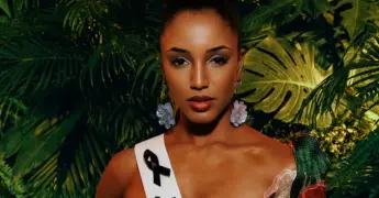 Miss Jamaica sigue en terapia intensiva tras caída en Miss Universo