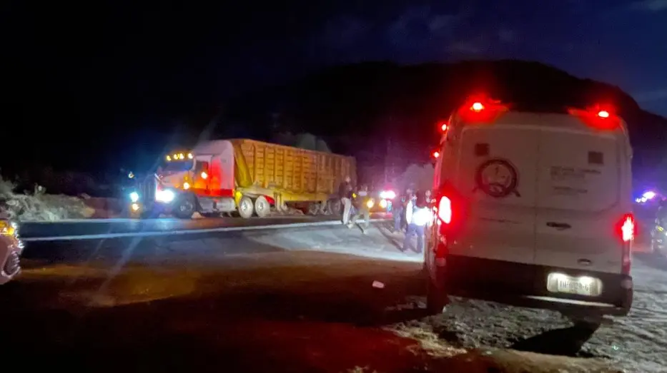 Motociclista muere arrollada por tráiler en carretera 80