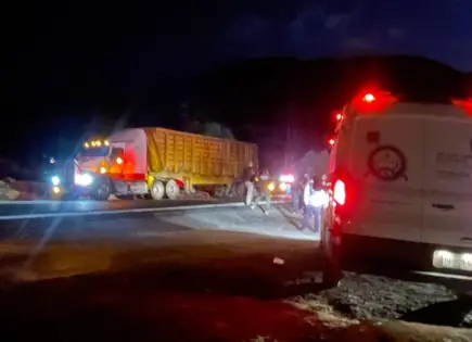 Motociclista muere arrollada por tráiler en carretera 80