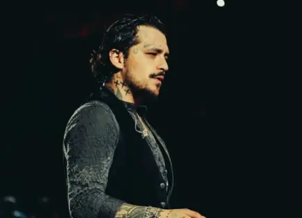 Christian Nodal presume gorra con la palabra de Ángela Aguilar en concierto en Tucson