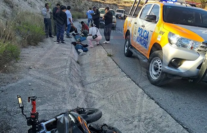 Ocupantes de moto, heridos al derrapar