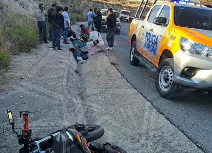 Ocupantes de moto, heridos al derrapar