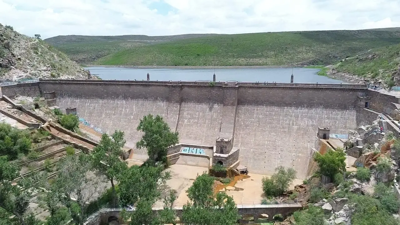 Presas con altos niveles.