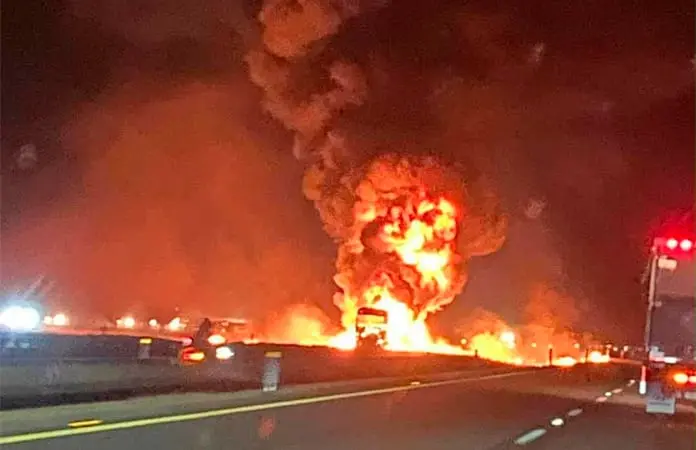 Tráiler se incendia en la carretera 57