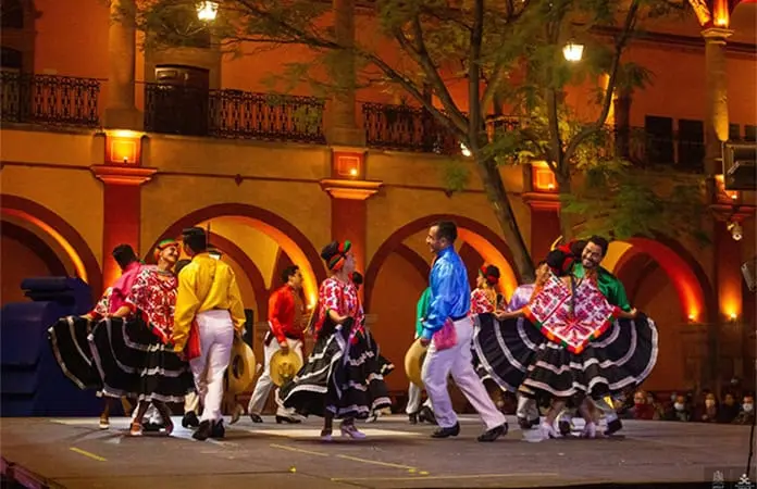 ¡Viva la música, el baile y la revolución!