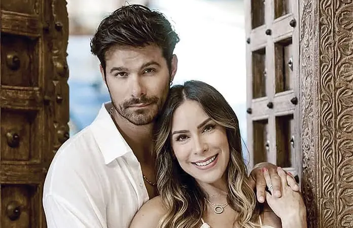 BRANDON Y KRISTAL LE DAN LA BIENVENIDA A SU BEBÉ