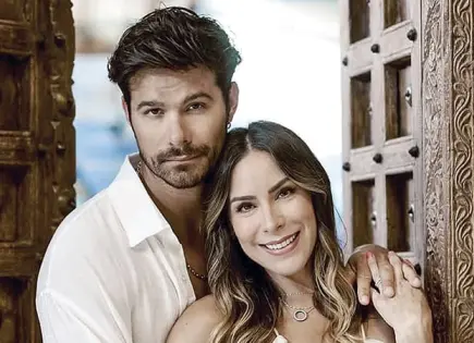 BRANDON Y KRISTAL LE DAN LA BIENVENIDA A SU BEBÉ