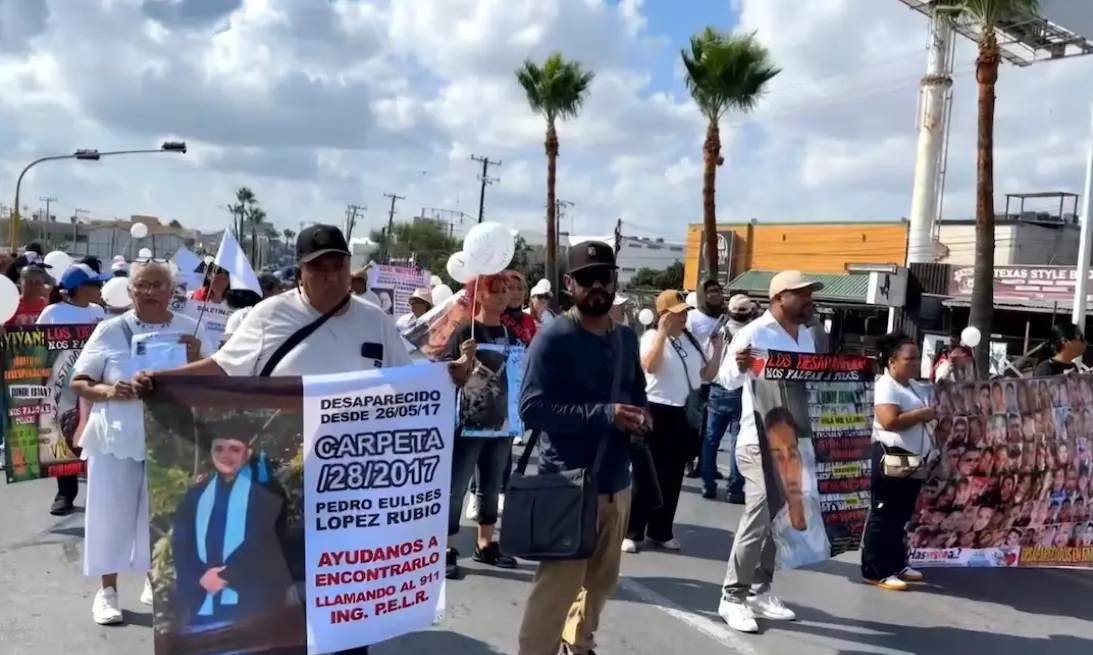 Colectivo de desaparecidos irrumpe desfile en Reynosa