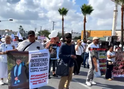 Colectivo de desaparecidos irrumpe desfile en Reynosa