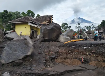 Erupción Volcánica en Monte Semeru Obliga a Rescatar a Más de 170 Escaladores