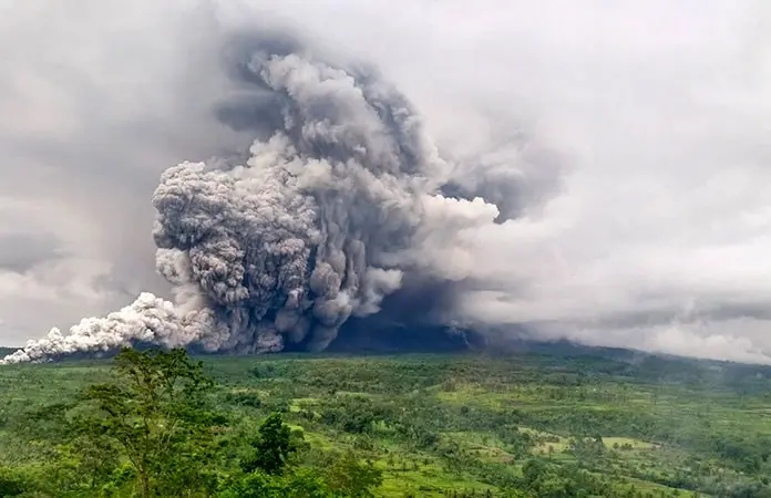 Hace erupción el volcán Monte Semeru de Indonesia