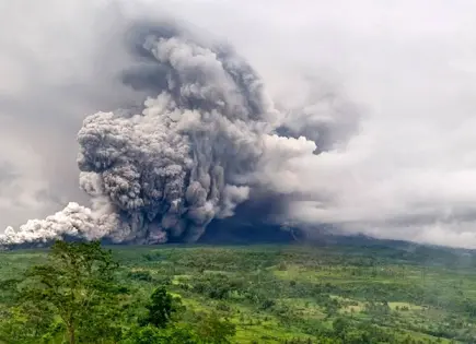 Hace erupción el volcán Monte Semeru de Indonesia Hace erupción el volcán Monte Semeru de Indonesia