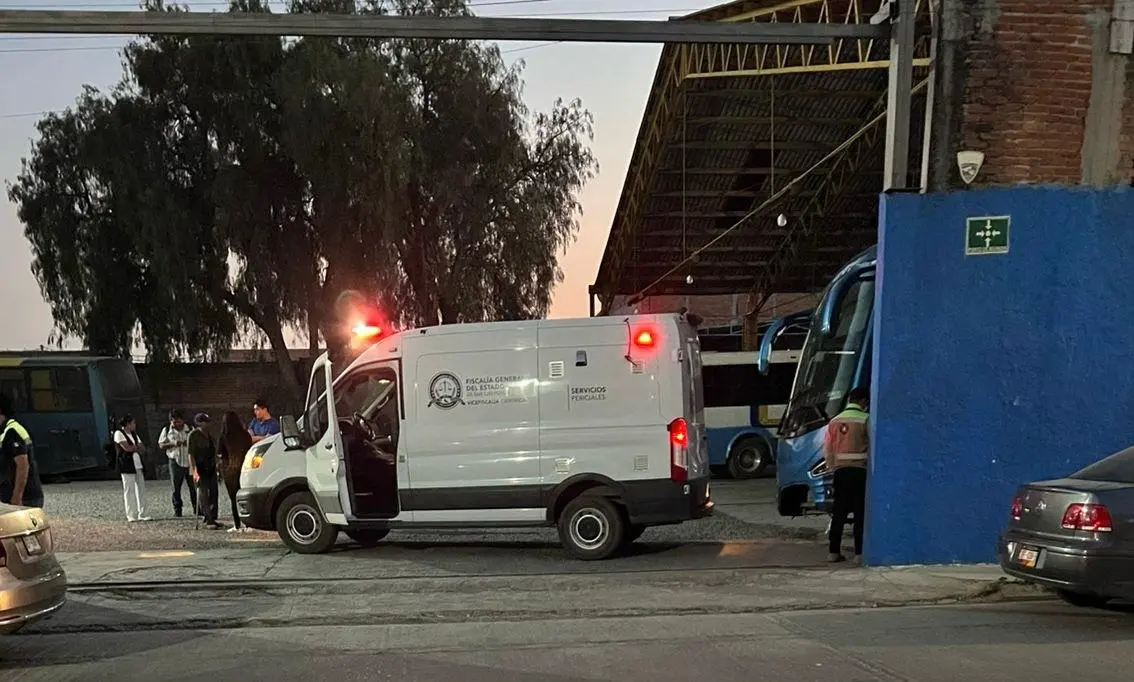 Hombre muere aplastado por autobús