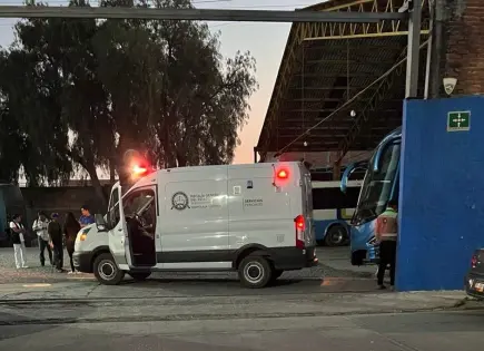 Hombre muere aplastado por autobús