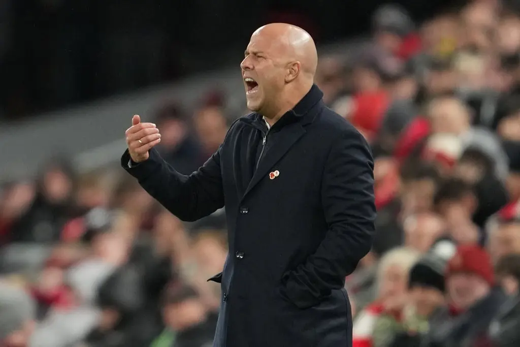 Liverpool lucha por mantener su corona en la Liga Premier