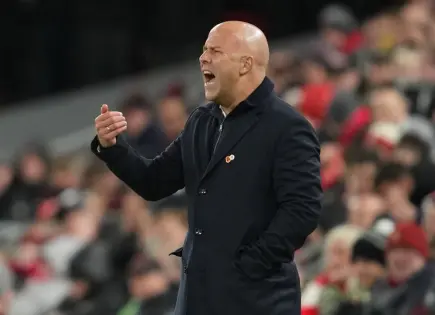 Liverpool lucha por mantener su corona en la Liga Premier Liverpool lucha por mantener su corona en la Liga Premier