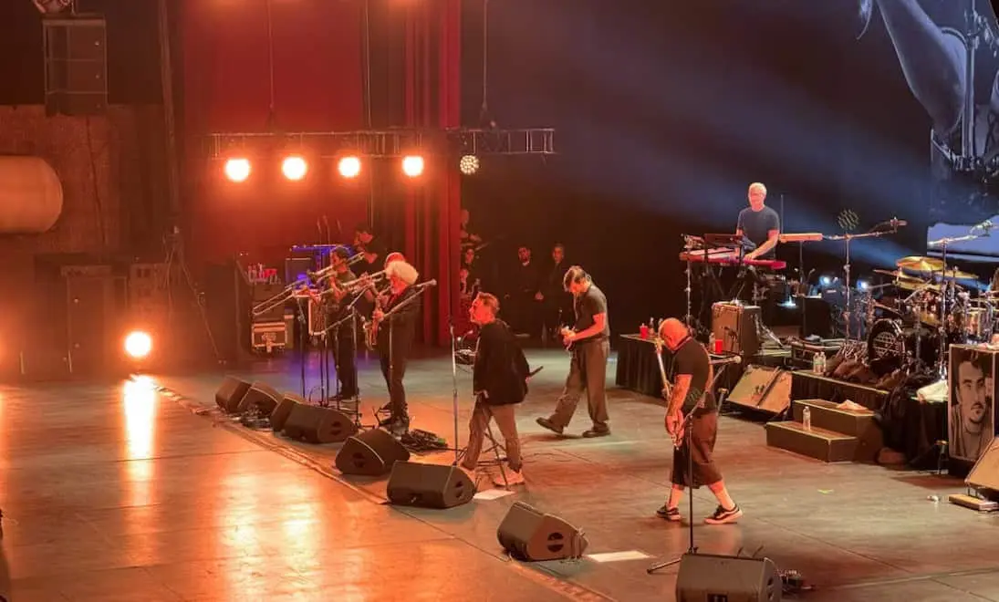 Los Fabulosos Cadillacs revientan el Auditorio: 40 años celebrados a todo volumen
