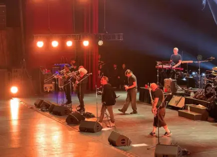 Los Fabulosos Cadillacs revientan el Auditorio: 40 años celebrados a todo volumen