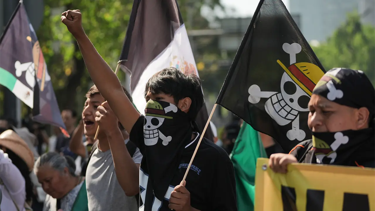 Manifestantes alzan voz en medio de festejos por la Revolución